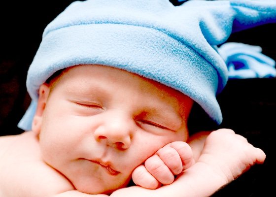 Ile powinny spać niemowlęta w wieku 0-4 miesięcy?