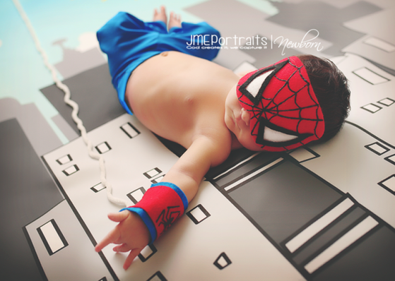 Dziecięca sesja zdjęciowa - noworodki jako superbohaterowie