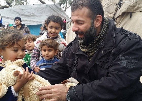 Co miesiąc ryzykuje życiem, by podarować syryjskim dzieciom zabawki