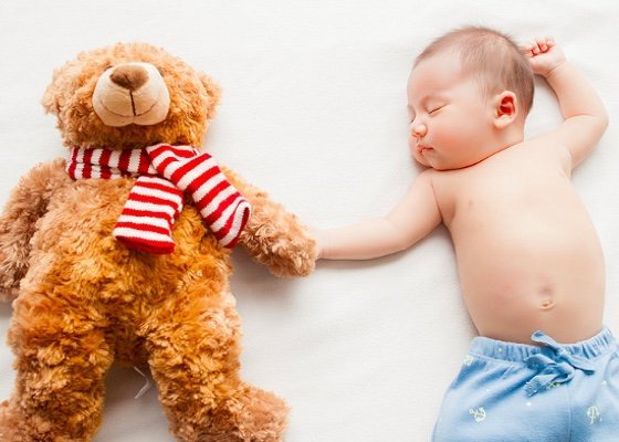 Jak ubrać niemowlę do snu? Zobacz tę praktyczną ściągawkę