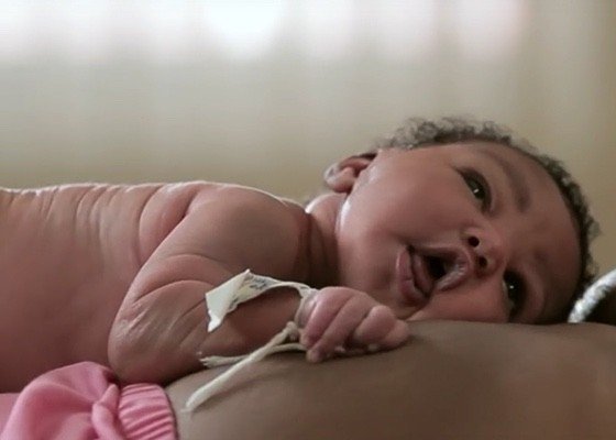 Noworodki potrafią doczołgać się do piersi w godzinę po urodzeniu - zobacz