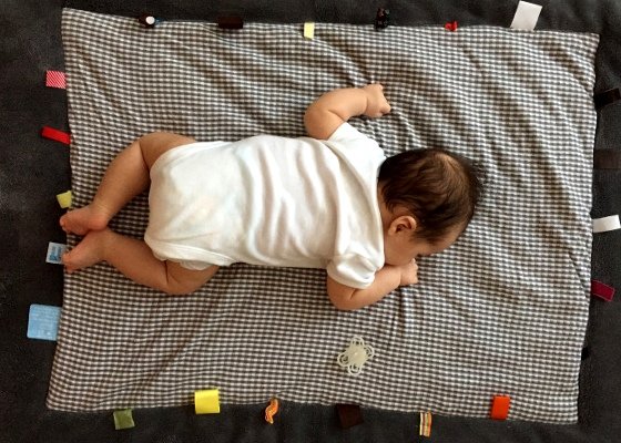 Dlaczego niemowlęta powinny leżeć na brzuchu?