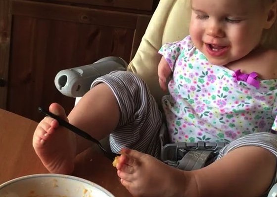 Dziewczynka bez dłoni uczy się jeść stopami (VIDEO)