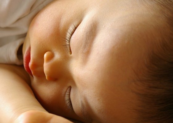 Ile śpią niemowlęta w wieku 4,5,6 miesięcy?