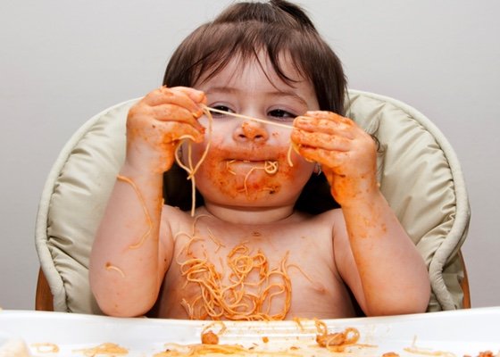 Dlaczego warto pozwalać dziecku jeść samodzielnie