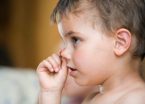 Dziecko dłubie w nosie i zjada… Fu! Co z tym zrobić?